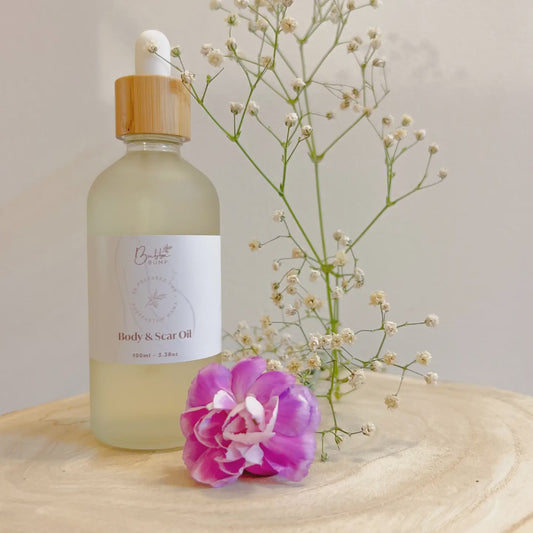 Skin and Scar Oil for Stretch Marks, 100ml bottle with organic ingredients for pregnancy and postpartum care.