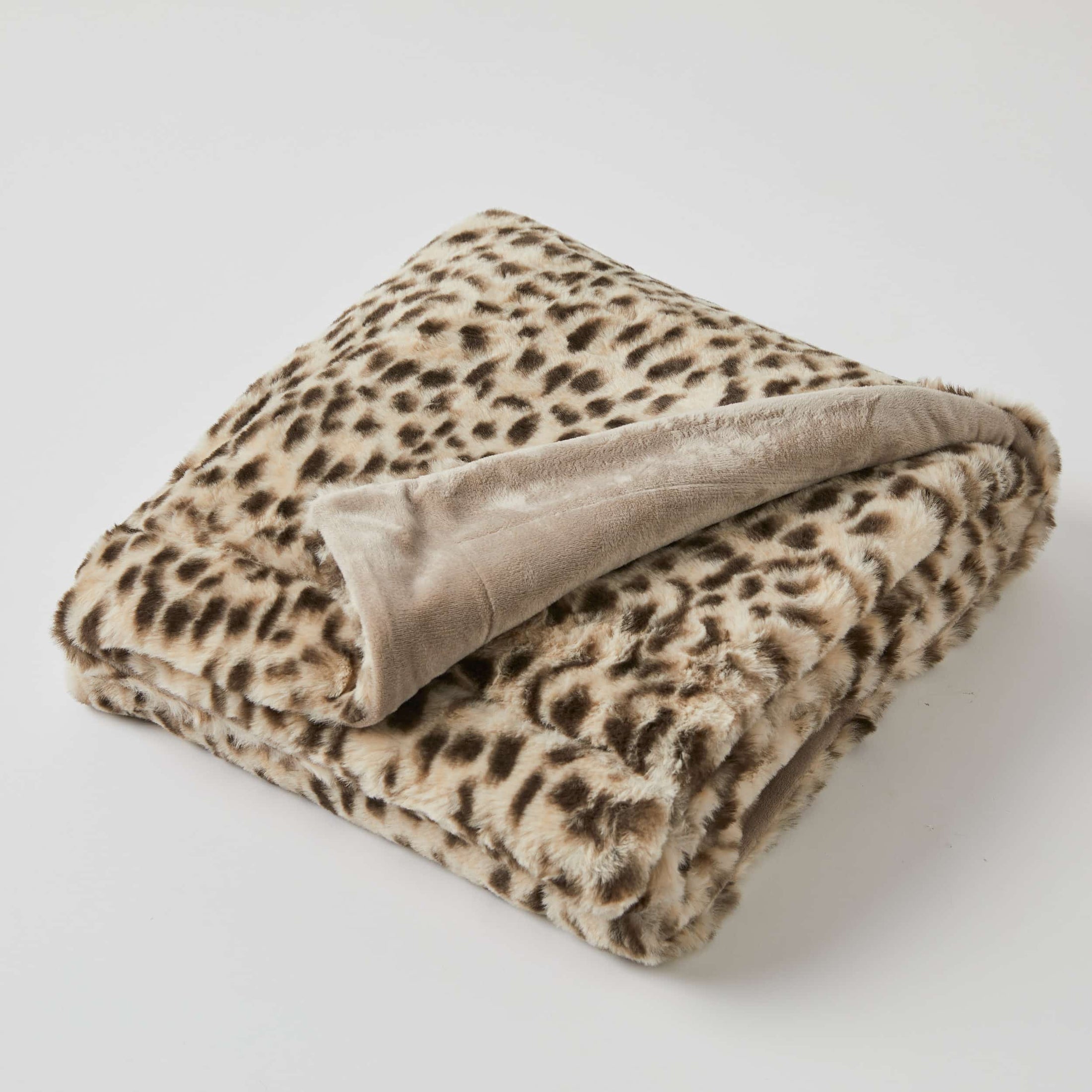 Jiggle and Giggle by Pilbeam presents:In this second image, the blanket is without the bow that is part of the packaging, however, the internal part of the blanket without the animal pattern shown in the other phase of the blanket is visible.